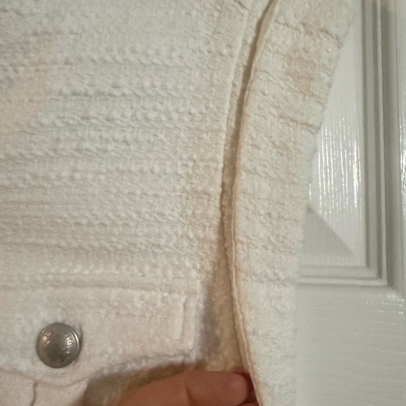 Express Cream Textured Button-Front Crop Top - Picture 6 of 7